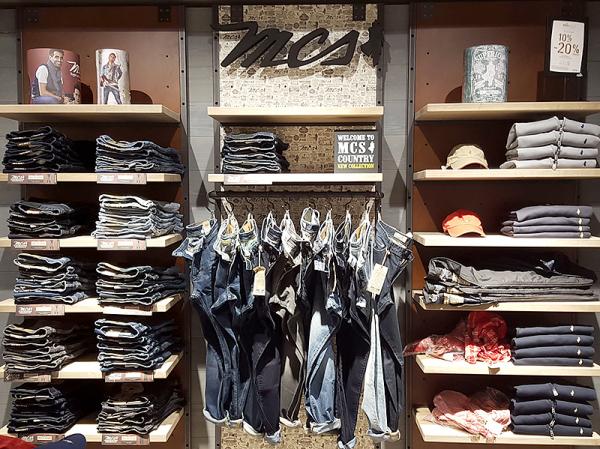 Studio visual interno con pannello stampato, insegna ed espositori ad hoc