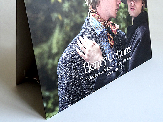 Classico espositore stampato in offset, plastificato lucido a cavallotto risvoltato