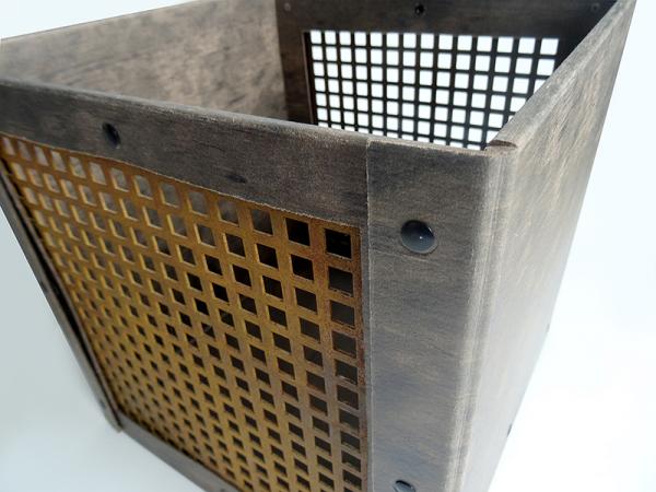 Cesto in cartone con effetto vintage con particolare borchie e rete in metallo