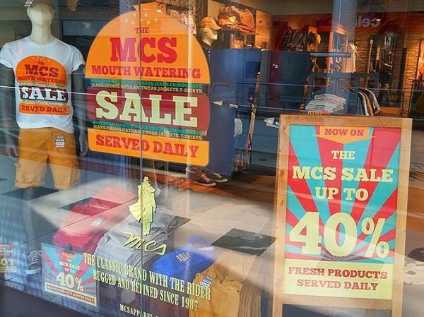 Vetrina per allestimento SALDI - T-shirt, vetrofanie e lavagna con poster