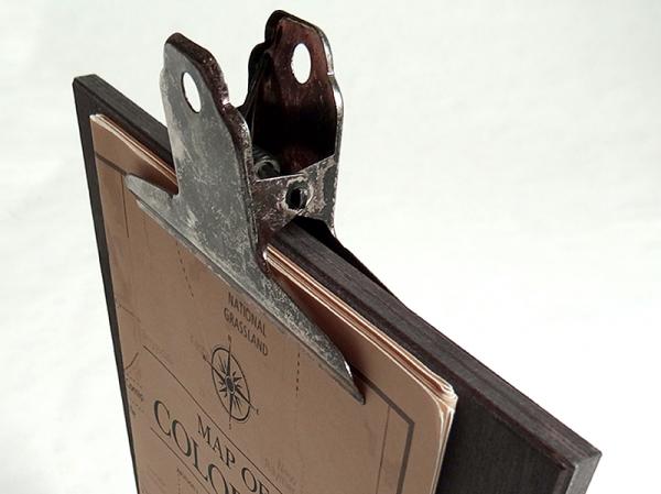 Espositore da banco in legno con pinza con trattamento vintage